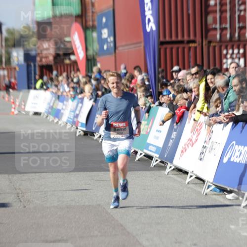 03.10.2025 - Köhlbrandbrückenlauf Jannik Wohlers http://msf.ph/oto/9076992 03.10.2025 12:47:28 Ziel 6638 meine-sportfotos.de