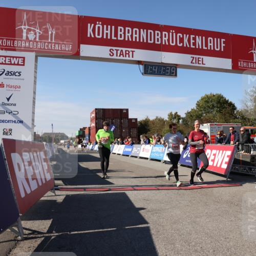 03.10.2025 - Köhlbrandbrückenlauf Lena Gebhardt http://msf.ph/oto/9077000 03.10.2025 13:41:39 Ziel 4894, 5228, 5230, 6462 meine-sportfotos.de
