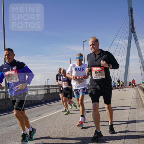 03.10.2025 - Köhlbrandbrückenlauf Michael Burmester http://msf.ph/oto/9077002 03.10.2025 12:42:01 Position 2 6470, 4109, 4056 meine-sportfotos.de