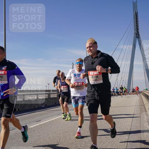 03.10.2025 - Köhlbrandbrückenlauf Michael Burmester http://msf.ph/oto/9077009 03.10.2025 12:42:01 Position 2 6470, 4109, 4056 meine-sportfotos.de