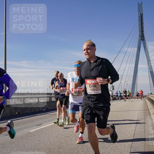 03.10.2025 - Köhlbrandbrückenlauf Michael Burmester http://msf.ph/oto/9077015 03.10.2025 12:42:01 Position 2 6470, 4109, 4056 meine-sportfotos.de