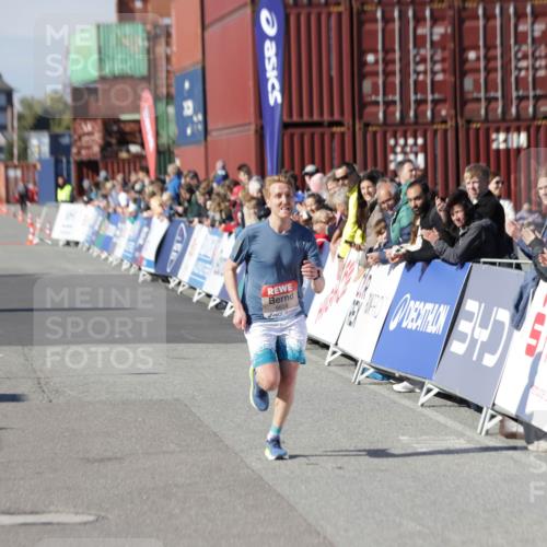 03.10.2025 - Köhlbrandbrückenlauf Jannik Wohlers http://msf.ph/oto/9077017 03.10.2025 12:47:29 Ziel 6638 meine-sportfotos.de