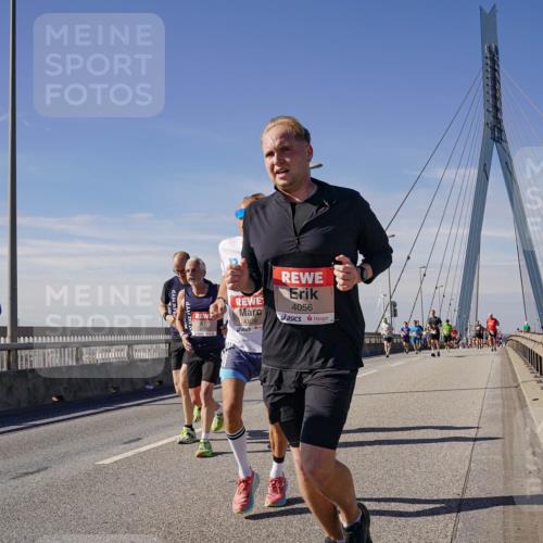 03.10.2025 - Köhlbrandbrückenlauf Michael Burmester http://msf.ph/oto/9077023 03.10.2025 12:42:01 Position 2 6470, 4109, 4056 meine-sportfotos.de