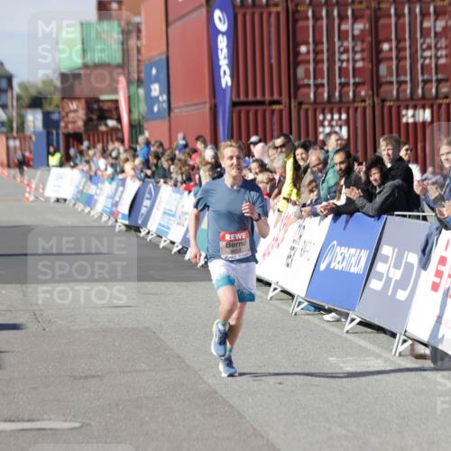03.10.2025 - Köhlbrandbrückenlauf Jannik Wohlers http://msf.ph/oto/9077028 03.10.2025 12:47:29 Ziel 6638 meine-sportfotos.de