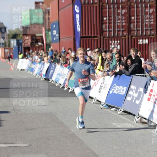 03.10.2025 - Köhlbrandbrückenlauf Jannik Wohlers http://msf.ph/oto/9077042 03.10.2025 12:47:29 Ziel 6638 meine-sportfotos.de