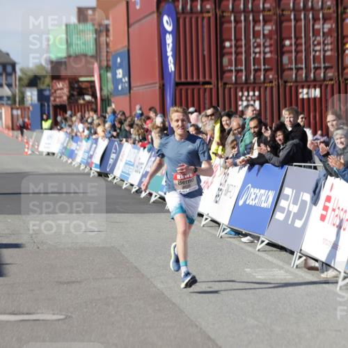 03.10.2025 - Köhlbrandbrückenlauf Jannik Wohlers http://msf.ph/oto/9077046 03.10.2025 12:47:29 Ziel 6638 meine-sportfotos.de