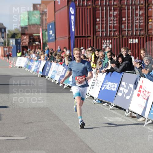 03.10.2025 - Köhlbrandbrückenlauf Jannik Wohlers http://msf.ph/oto/9077054 03.10.2025 12:47:29 Ziel 6638 meine-sportfotos.de