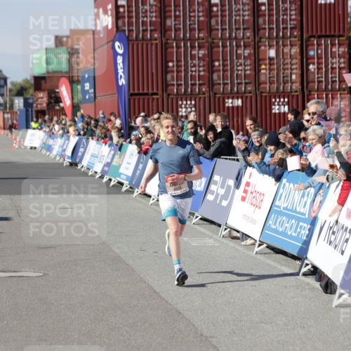 03.10.2025 - Köhlbrandbrückenlauf Jannik Wohlers http://msf.ph/oto/9077060 03.10.2025 12:47:30 Ziel 6638 meine-sportfotos.de