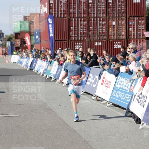 03.10.2025 - Köhlbrandbrückenlauf Jannik Wohlers http://msf.ph/oto/9077069 03.10.2025 12:47:30 Ziel 6638 meine-sportfotos.de