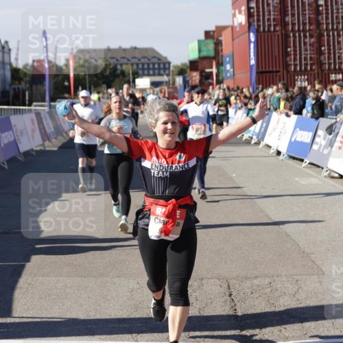 03.10.2025 - Köhlbrandbrückenlauf Jannik Wohlers http://msf.ph/oto/9077076 03.10.2025 13:17:13 Ziel 4242, 4361, 4404, 4982, 5033, 5073, 5087, 5090, 5429, 5479, 5544, 5667, 5943, 6431 meine-sportfotos.de