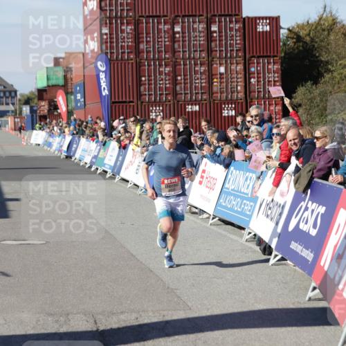 03.10.2025 - Köhlbrandbrückenlauf Jannik Wohlers http://msf.ph/oto/9077109 03.10.2025 12:47:30 Ziel 6638 meine-sportfotos.de