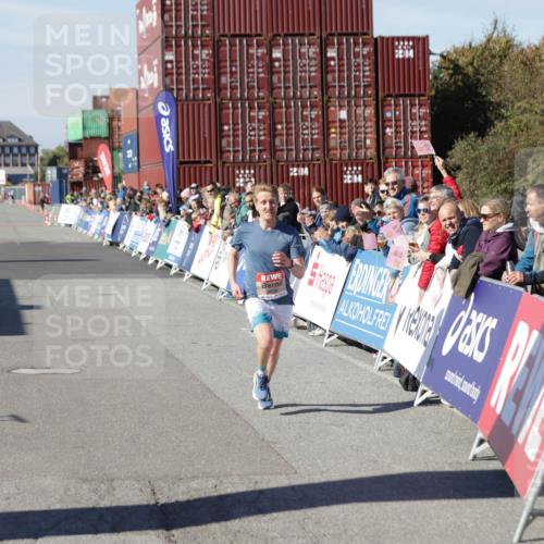 03.10.2025 - Köhlbrandbrückenlauf Jannik Wohlers http://msf.ph/oto/9077117 03.10.2025 12:47:30 Ziel 6638 meine-sportfotos.de