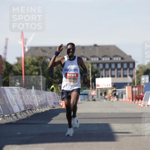 03.10.2025 - Köhlbrandbrückenlauf Jannik Wohlers http://msf.ph/oto/9077194 03.10.2025 12:48:26 Ziel 6359 meine-sportfotos.de