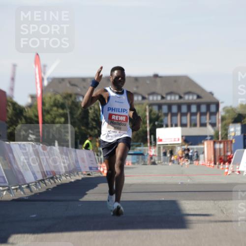 03.10.2025 - Köhlbrandbrückenlauf Jannik Wohlers http://msf.ph/oto/9077215 03.10.2025 12:48:26 Ziel 6359 meine-sportfotos.de