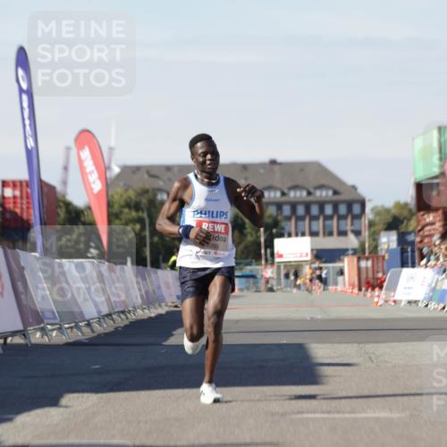 03.10.2025 - Köhlbrandbrückenlauf Jannik Wohlers http://msf.ph/oto/9077249 03.10.2025 12:48:27 Ziel 6359 meine-sportfotos.de