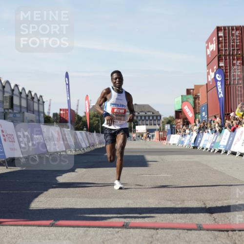03.10.2025 - Köhlbrandbrückenlauf Jannik Wohlers http://msf.ph/oto/9077415 03.10.2025 12:48:28 Ziel 6359 meine-sportfotos.de