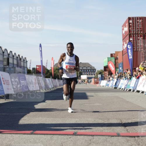 03.10.2025 - Köhlbrandbrückenlauf Jannik Wohlers http://msf.ph/oto/9077428 03.10.2025 12:48:28 Ziel 6359 meine-sportfotos.de