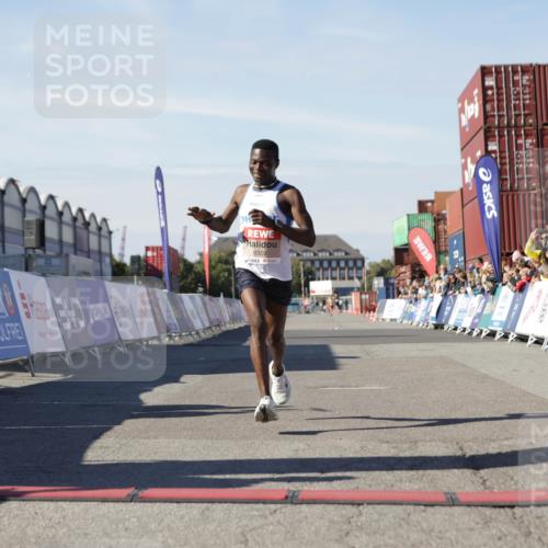 03.10.2025 - Köhlbrandbrückenlauf Jannik Wohlers http://msf.ph/oto/9077463 03.10.2025 12:48:28 Ziel 6359 meine-sportfotos.de