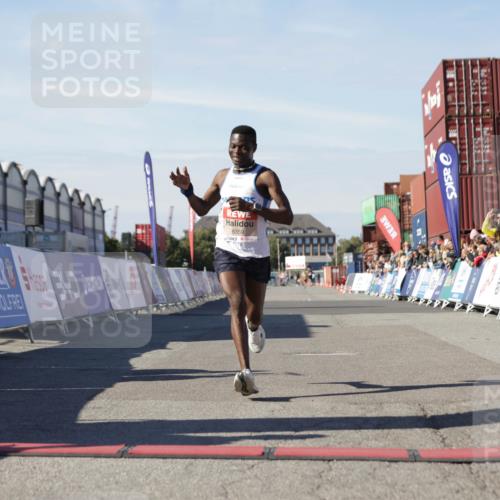 03.10.2025 - Köhlbrandbrückenlauf Jannik Wohlers http://msf.ph/oto/9077473 03.10.2025 12:48:28 Ziel 6359 meine-sportfotos.de