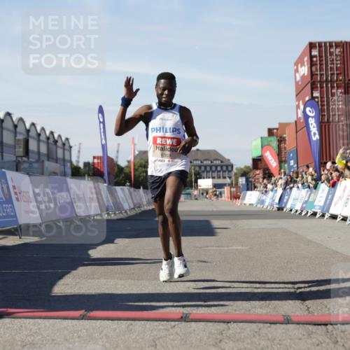 03.10.2025 - Köhlbrandbrückenlauf Jannik Wohlers http://msf.ph/oto/9077516 03.10.2025 12:48:28 Ziel 6359 meine-sportfotos.de