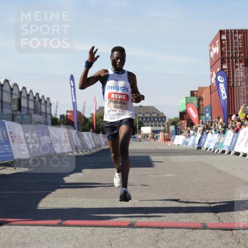 03.10.2025 - Köhlbrandbrückenlauf Jannik Wohlers http://msf.ph/oto/9077534 03.10.2025 12:48:28 Ziel 6359 meine-sportfotos.de