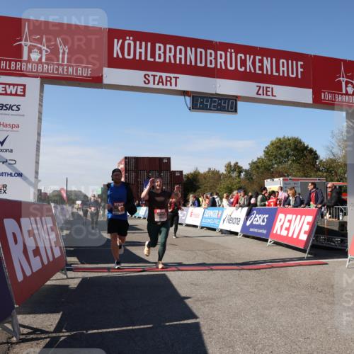 03.10.2025 - Köhlbrandbrückenlauf Lena Gebhardt http://msf.ph/oto/9077597 03.10.2025 13:42:40 Ziel 5254, 5418, 6160, 6161, 6260 meine-sportfotos.de