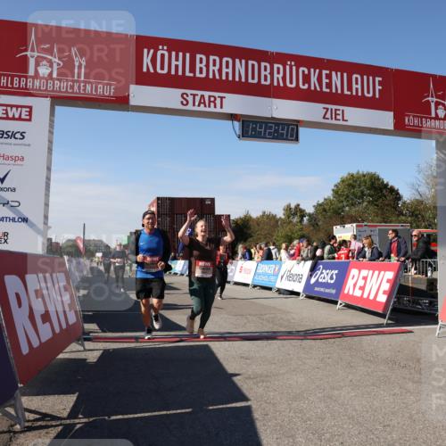 03.10.2025 - Köhlbrandbrückenlauf Lena Gebhardt http://msf.ph/oto/9077619 03.10.2025 13:42:40 Ziel 5254, 5418, 6160, 6161, 6260 meine-sportfotos.de