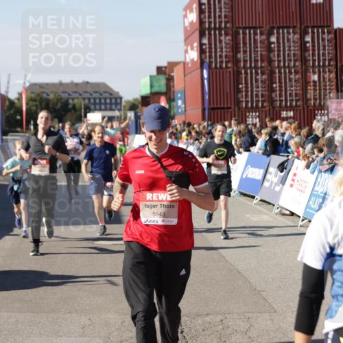 03.10.2025 - Köhlbrandbrückenlauf Jannik Wohlers http://msf.ph/oto/9077628 03.10.2025 13:17:18 Ziel 4404, 4988, 5031, 5429, 5544, 5638, 5642, 5667, 5890, 5943, 6389, 6431 meine-sportfotos.de