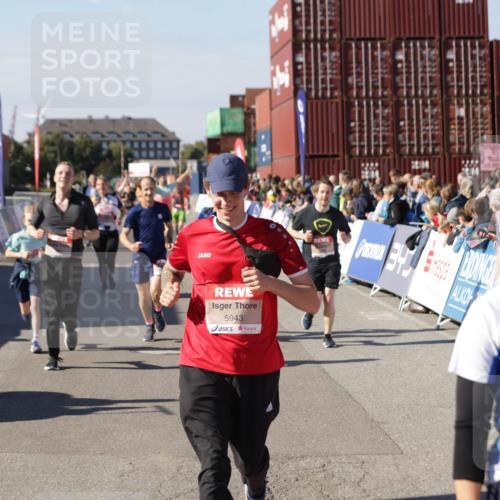 03.10.2025 - Köhlbrandbrückenlauf Jannik Wohlers http://msf.ph/oto/9077642 03.10.2025 13:17:18 Ziel 4404, 4988, 5031, 5429, 5544, 5638, 5642, 5667, 5890, 5943, 6389, 6431 meine-sportfotos.de