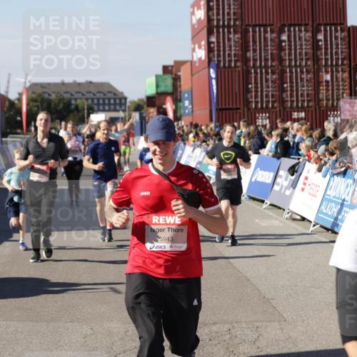 03.10.2025 - Köhlbrandbrückenlauf Jannik Wohlers http://msf.ph/oto/9077661 03.10.2025 13:17:18 Ziel 4404, 4988, 5031, 5429, 5544, 5638, 5642, 5667, 5890, 5943, 6389, 6431 meine-sportfotos.de