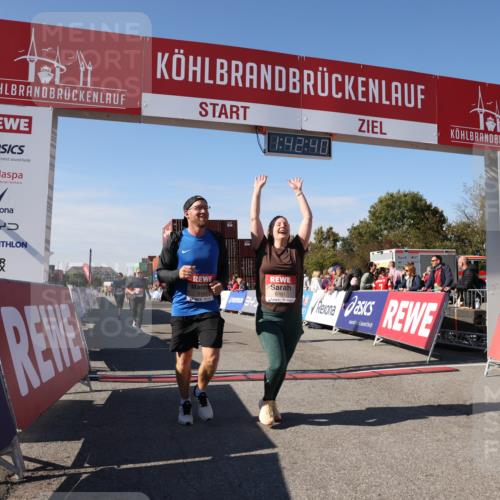 03.10.2025 - Köhlbrandbrückenlauf Lena Gebhardt http://msf.ph/oto/9077662 03.10.2025 13:42:41 Ziel 4944, 5086, 5254, 5418, 6160, 6161, 6260 meine-sportfotos.de
