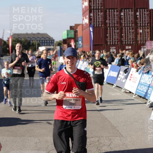 03.10.2025 - Köhlbrandbrückenlauf Jannik Wohlers http://msf.ph/oto/9077692 03.10.2025 13:17:18 Ziel 4404, 4988, 5031, 5429, 5544, 5638, 5642, 5667, 5890, 5943, 6389, 6431 meine-sportfotos.de