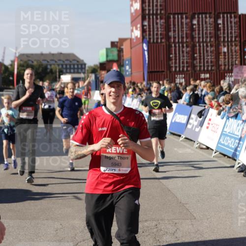 03.10.2025 - Köhlbrandbrückenlauf Jannik Wohlers http://msf.ph/oto/9077707 03.10.2025 13:17:18 Ziel 4404, 4988, 5031, 5429, 5544, 5638, 5642, 5667, 5890, 5943, 6389, 6431 meine-sportfotos.de