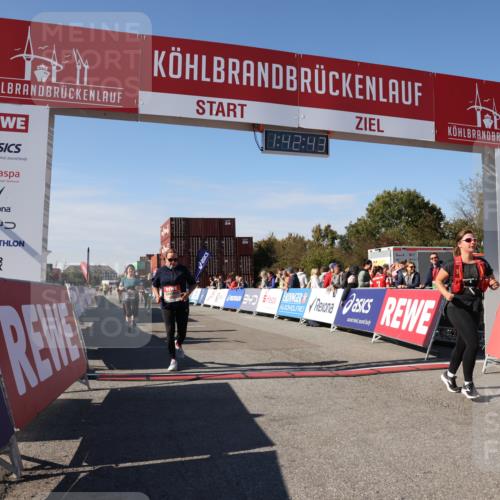 03.10.2025 - Köhlbrandbrückenlauf Lena Gebhardt http://msf.ph/oto/9077710 03.10.2025 13:42:43 Ziel 4944, 5086, 5254, 5418, 6160, 6161, 6260 meine-sportfotos.de