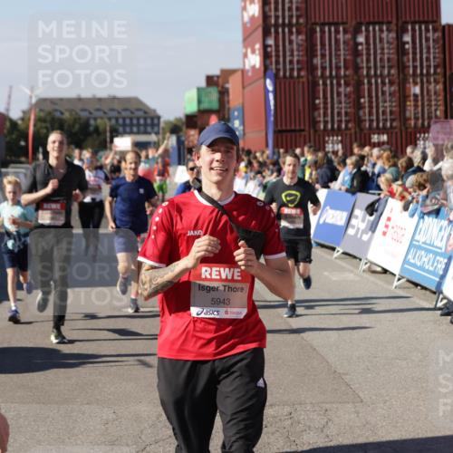 03.10.2025 - Köhlbrandbrückenlauf Jannik Wohlers http://msf.ph/oto/9077723 03.10.2025 13:17:18 Ziel 4404, 4988, 5031, 5429, 5544, 5638, 5642, 5667, 5890, 5943, 6389, 6431 meine-sportfotos.de