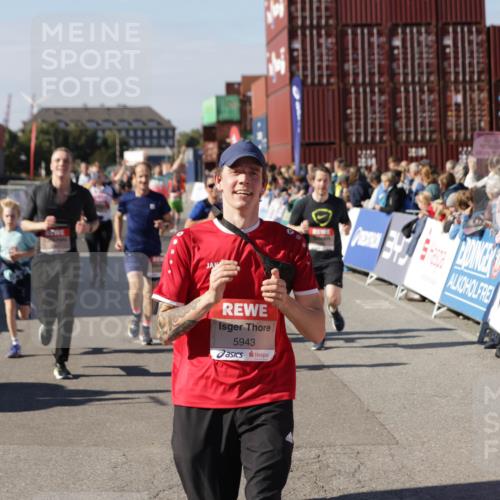 03.10.2025 - Köhlbrandbrückenlauf Jannik Wohlers http://msf.ph/oto/9077736 03.10.2025 13:17:19 Ziel 4404, 4988, 5007, 5008, 5031, 5429, 5544, 5638, 5642, 5667, 5890, 5943, 6389, 6431 meine-sportfotos.de