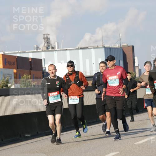 03.10.2025 - Köhlbrandbrückenlauf Jannik Wohlers http://msf.ph/oto/9077748 03.10.2025 09:52:37 Position 3 3320, 1125, 2696 meine-sportfotos.de
