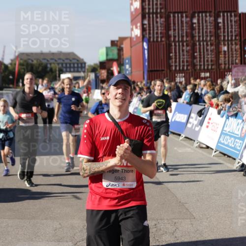 03.10.2025 - Köhlbrandbrückenlauf Jannik Wohlers http://msf.ph/oto/9077756 03.10.2025 13:17:19 Ziel 4404, 4988, 5007, 5008, 5031, 5429, 5544, 5638, 5642, 5667, 5890, 5943, 6389, 6431 meine-sportfotos.de