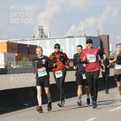 03.10.2025 - Köhlbrandbrückenlauf Jannik Wohlers http://msf.ph/oto/9077762 03.10.2025 09:52:37 Position 3 3320, 1125, 2696, 1722 meine-sportfotos.de