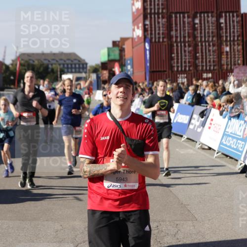 03.10.2025 - Köhlbrandbrückenlauf Jannik Wohlers http://msf.ph/oto/9077769 03.10.2025 13:17:19 Ziel 4404, 4988, 5007, 5008, 5031, 5429, 5544, 5638, 5642, 5667, 5890, 5943, 6389, 6431 meine-sportfotos.de