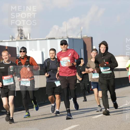 03.10.2025 - Köhlbrandbrückenlauf Jannik Wohlers http://msf.ph/oto/9077775 03.10.2025 09:52:38 Position 3 3320, 1125, 269, 1722 meine-sportfotos.de