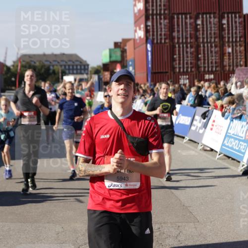 03.10.2025 - Köhlbrandbrückenlauf Jannik Wohlers http://msf.ph/oto/9077786 03.10.2025 13:17:19 Ziel 4404, 4988, 5007, 5008, 5031, 5429, 5544, 5638, 5642, 5667, 5890, 5943, 6389, 6431 meine-sportfotos.de