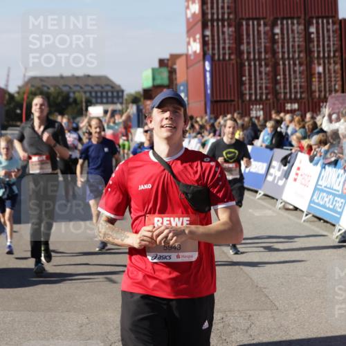 03.10.2025 - Köhlbrandbrückenlauf Jannik Wohlers http://msf.ph/oto/9077799 03.10.2025 13:17:19 Ziel 4404, 4988, 5007, 5008, 5031, 5429, 5544, 5638, 5642, 5667, 5890, 5943, 6389, 6431 meine-sportfotos.de
