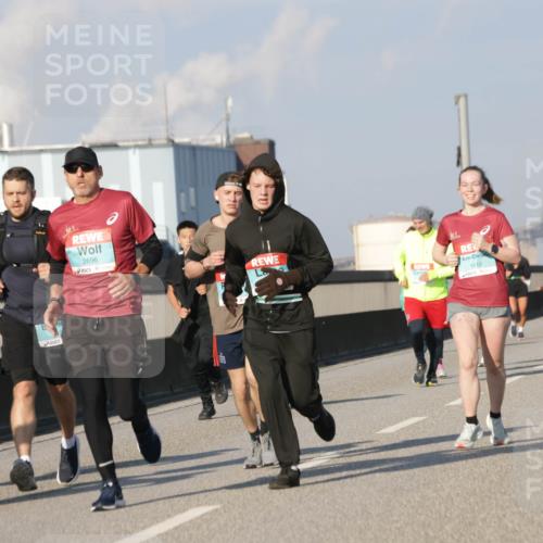 03.10.2025 - Köhlbrandbrückenlauf Jannik Wohlers http://msf.ph/oto/9077800 03.10.2025 09:52:38 Position 3 1125, 2696, 1410 meine-sportfotos.de