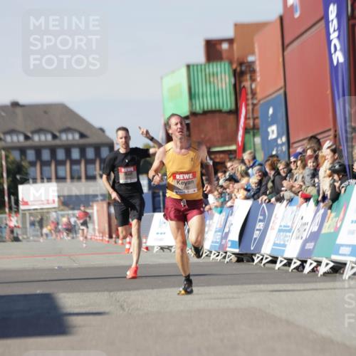 03.10.2025 - Köhlbrandbrückenlauf Jannik Wohlers http://msf.ph/oto/9077806 03.10.2025 12:48:54 Ziel 5797, 6240 meine-sportfotos.de