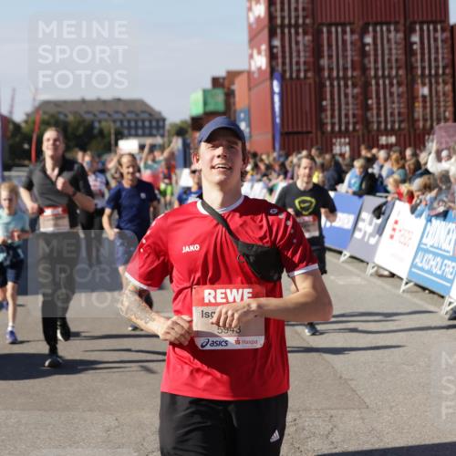 03.10.2025 - Köhlbrandbrückenlauf Jannik Wohlers http://msf.ph/oto/9077814 03.10.2025 13:17:19 Ziel 4404, 4988, 5007, 5008, 5031, 5429, 5544, 5638, 5642, 5667, 5890, 5943, 6389, 6431 meine-sportfotos.de