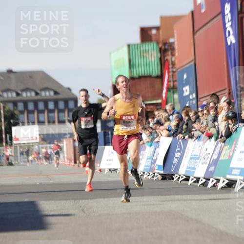 03.10.2025 - Köhlbrandbrückenlauf Jannik Wohlers http://msf.ph/oto/9077819 03.10.2025 12:48:54 Ziel 5797, 6240 meine-sportfotos.de