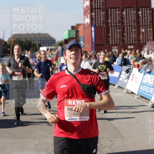 03.10.2025 - Köhlbrandbrückenlauf Jannik Wohlers http://msf.ph/oto/9077824 03.10.2025 13:17:19 Ziel 4404, 4988, 5007, 5008, 5031, 5429, 5544, 5638, 5642, 5667, 5890, 5943, 6389, 6431 meine-sportfotos.de