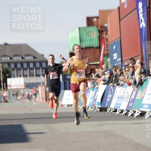 03.10.2025 - Köhlbrandbrückenlauf Jannik Wohlers http://msf.ph/oto/9077833 03.10.2025 12:48:54 Ziel 5797, 6240 meine-sportfotos.de