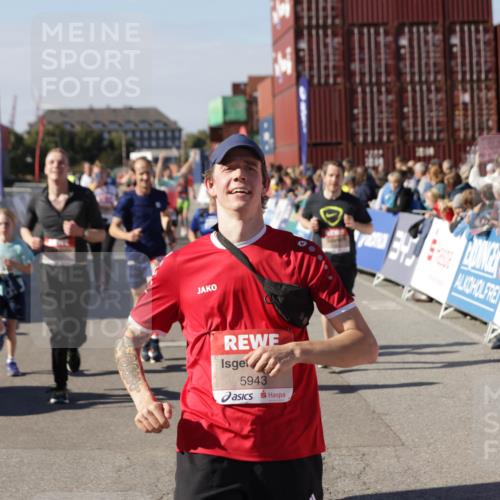 03.10.2025 - Köhlbrandbrückenlauf Jannik Wohlers http://msf.ph/oto/9077841 03.10.2025 13:17:19 Ziel 4404, 4988, 5007, 5008, 5031, 5429, 5544, 5638, 5642, 5667, 5890, 5943, 6389, 6431 meine-sportfotos.de